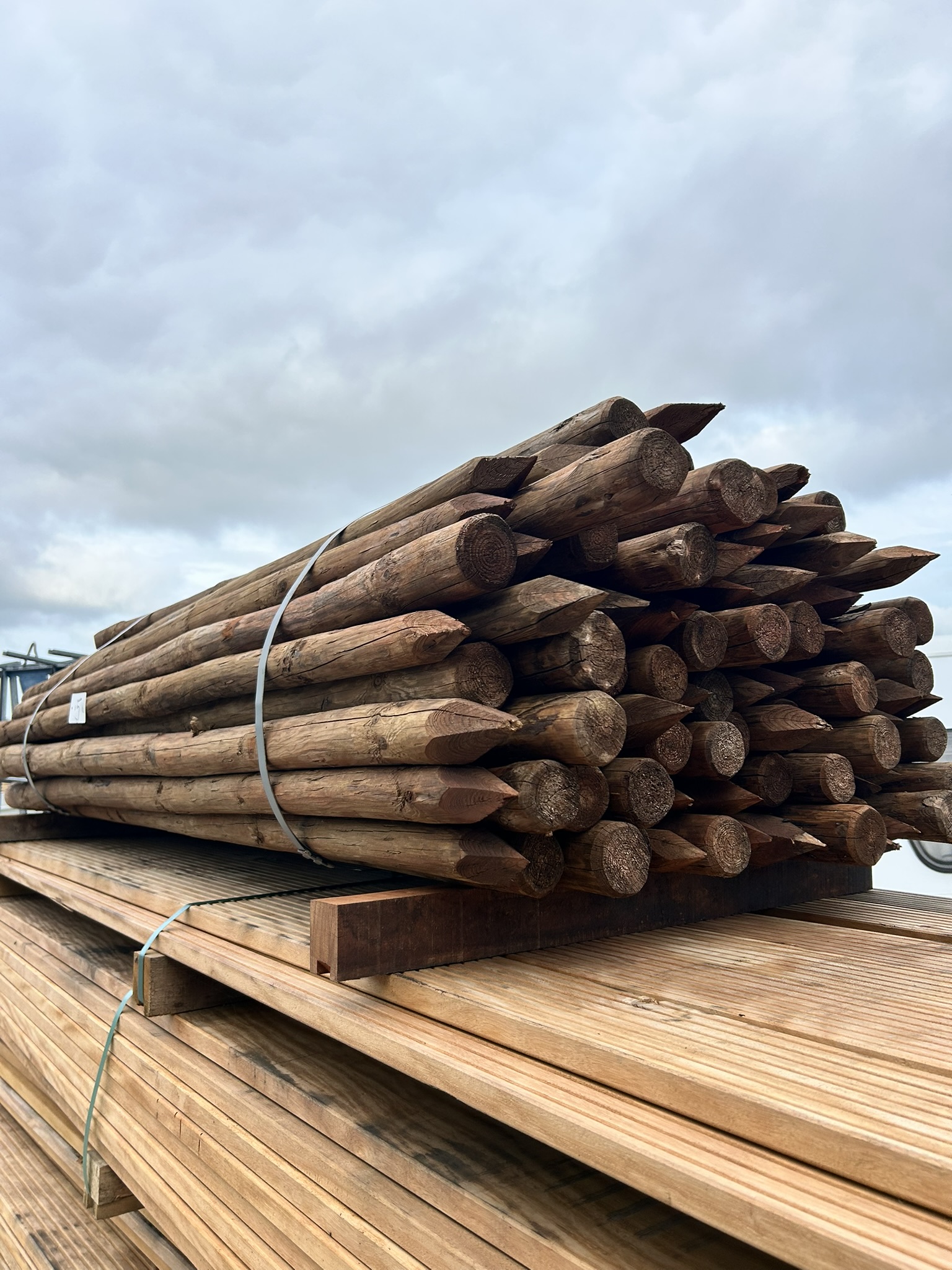 Houten eettafel op maat laten maken: houtsoorten, afmetingen en wat het kost